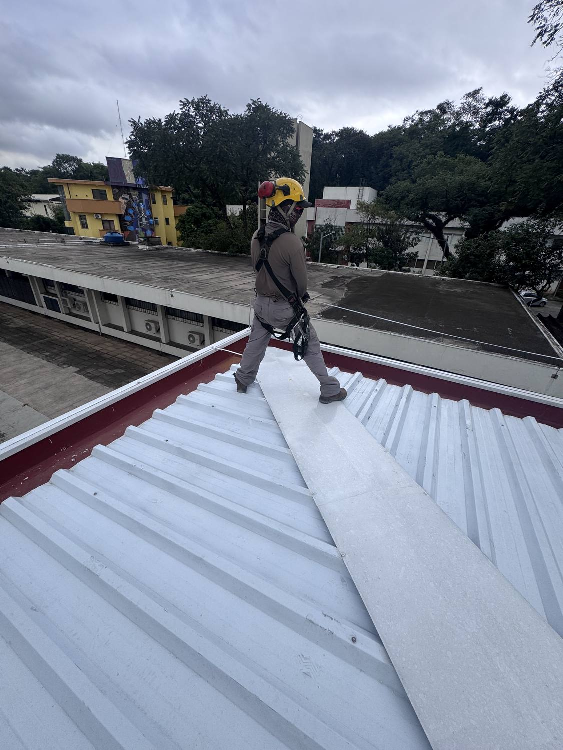 Detalhe da cobertura metálica concluída na USP