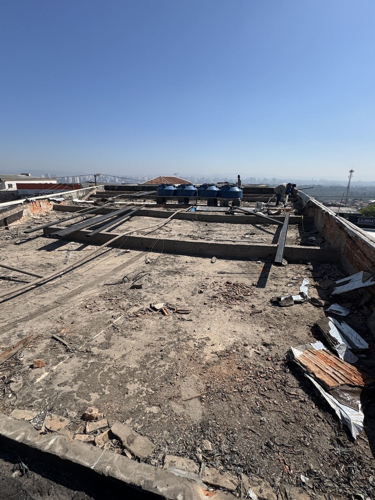 Laje exposta após a remoção do telhado antigo