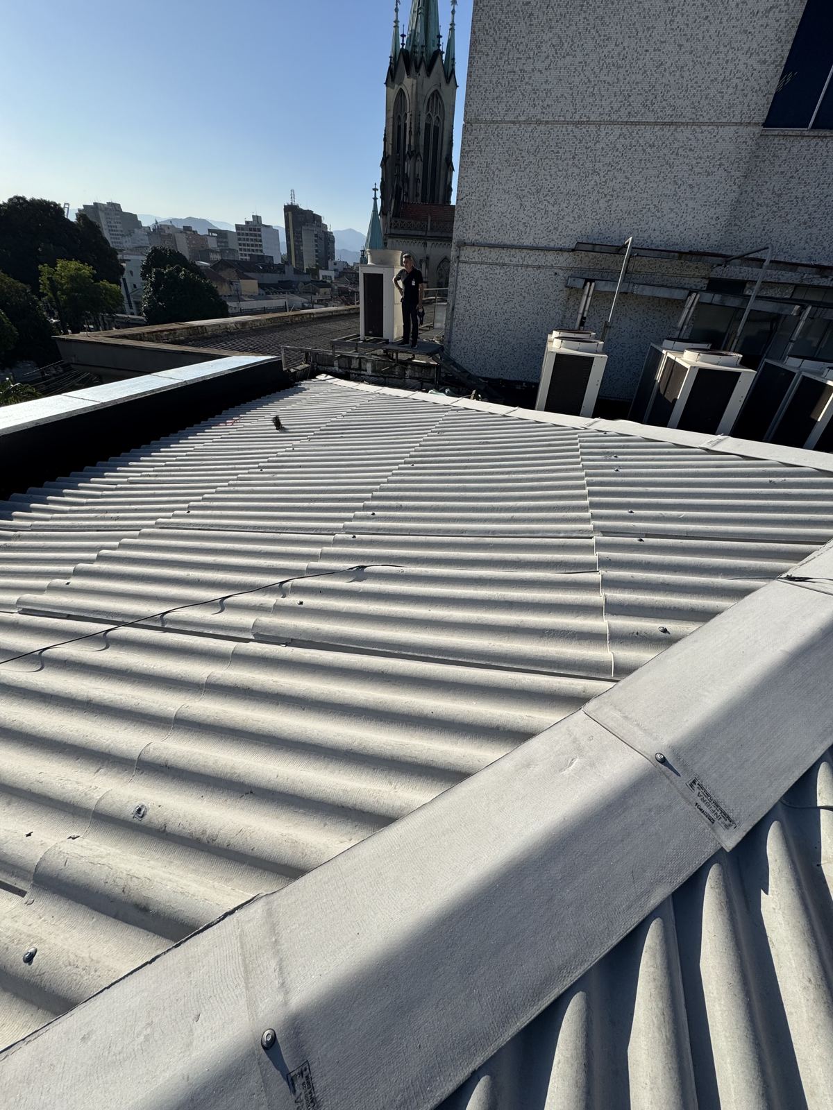 Trecho da cobertura recuperada com acabamento metálico