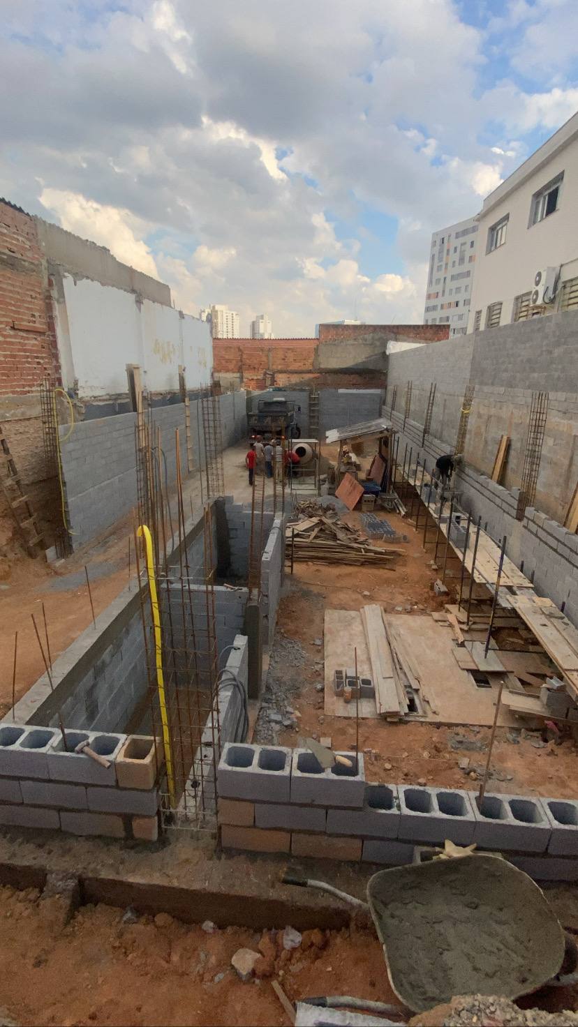 Alvenaria de fechamento do galpão comercial no Cangaíba