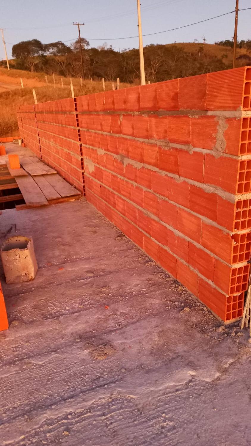 Estrutura metálica do galpão comercial no Cangaíba