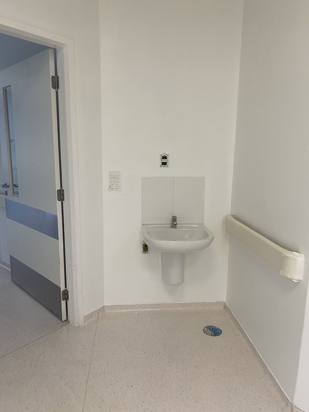 Banheiro com piso vinílico e rodapé hospitalar