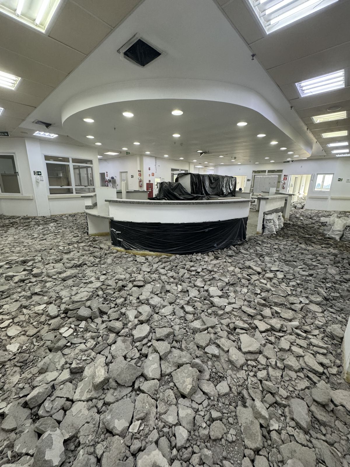 Demolição do contrapiso junto ao posto de enfermagem
