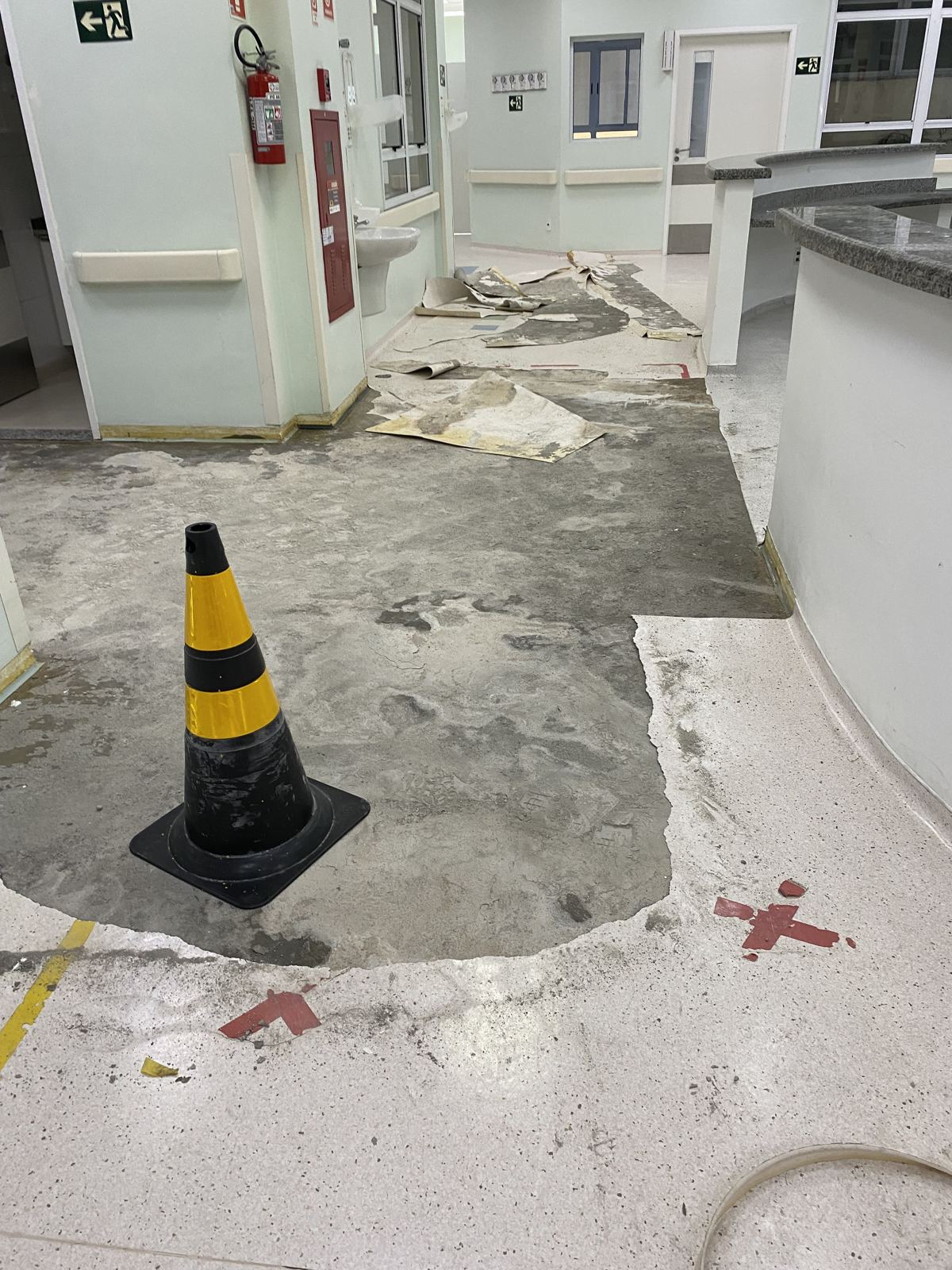 Execução por etapas, com área isolada e o restante do piso em uso