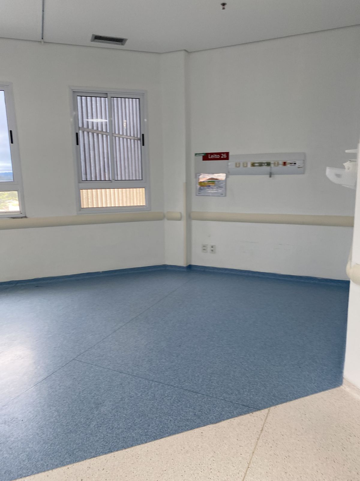 Quarto do hospital com piso vinílico novo