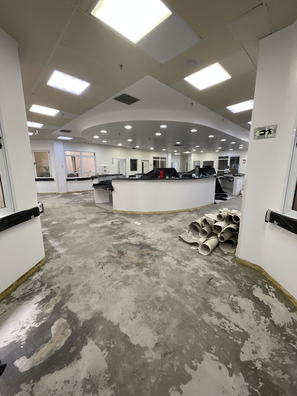 Remoção do piso antigo no corredor do hospital