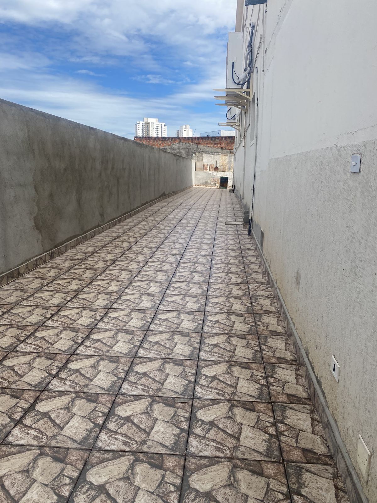 Muro de arrimo finalizado ao lado da área pavimentada