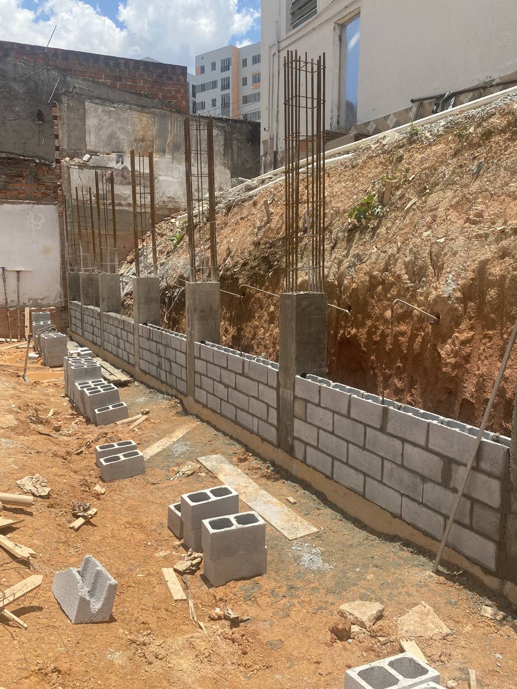 Muro em blocos de concreto com armaduras de espera