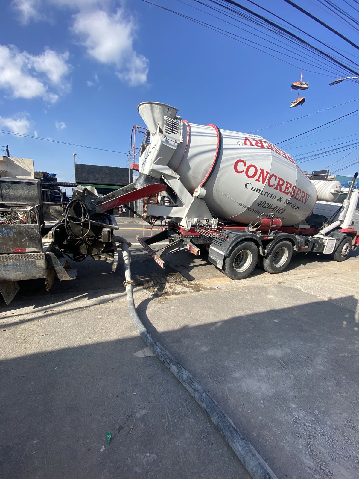 Concretagem da fundação com caminhão betoneira